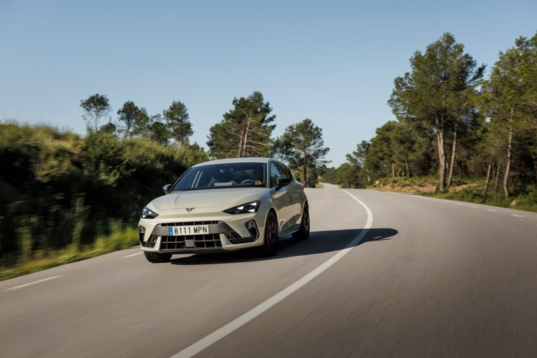 Top 5 compactos PHEV por menor 0-100 km/h en 2026 Top 5 compactos PHEV por menor 0-100 km/h en 2026