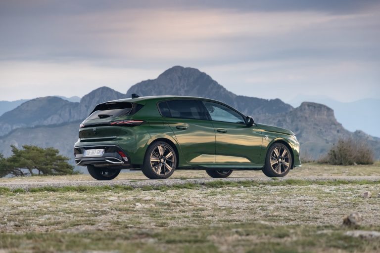 Peugeot 308 PHEV vs Opel Astra Hybrid: duelo de compactos híbridos enchufables generalistas 2026