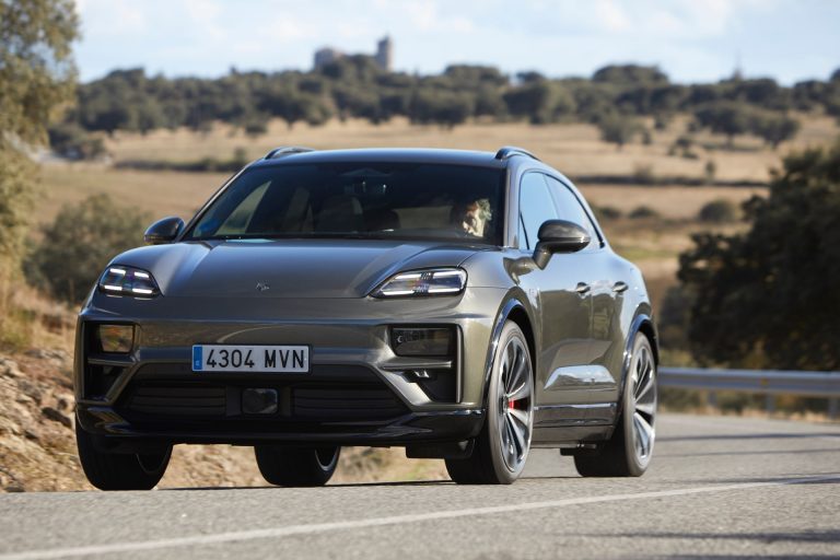 Top 5 compactos eléctricos premium por potencia de carga rápida DC (kW) en 2026