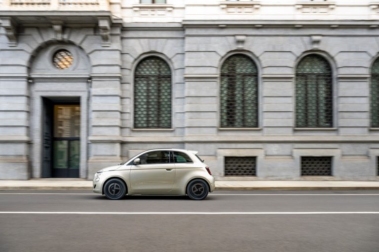 Top 5 utilitarios eléctricos urbanos por menor diámetro de giro en 2026