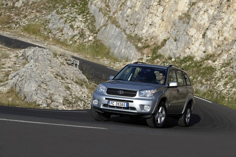 Toyota RAV4 PHEV vs Hyundai Tucson PHEV: duelo de SUV-C enchufables generalistas en 2026 Toyota RAV4 PHEV vs Hyundai Tucson PHEV: duelo de SUV-C enchufables generalistas en 2026